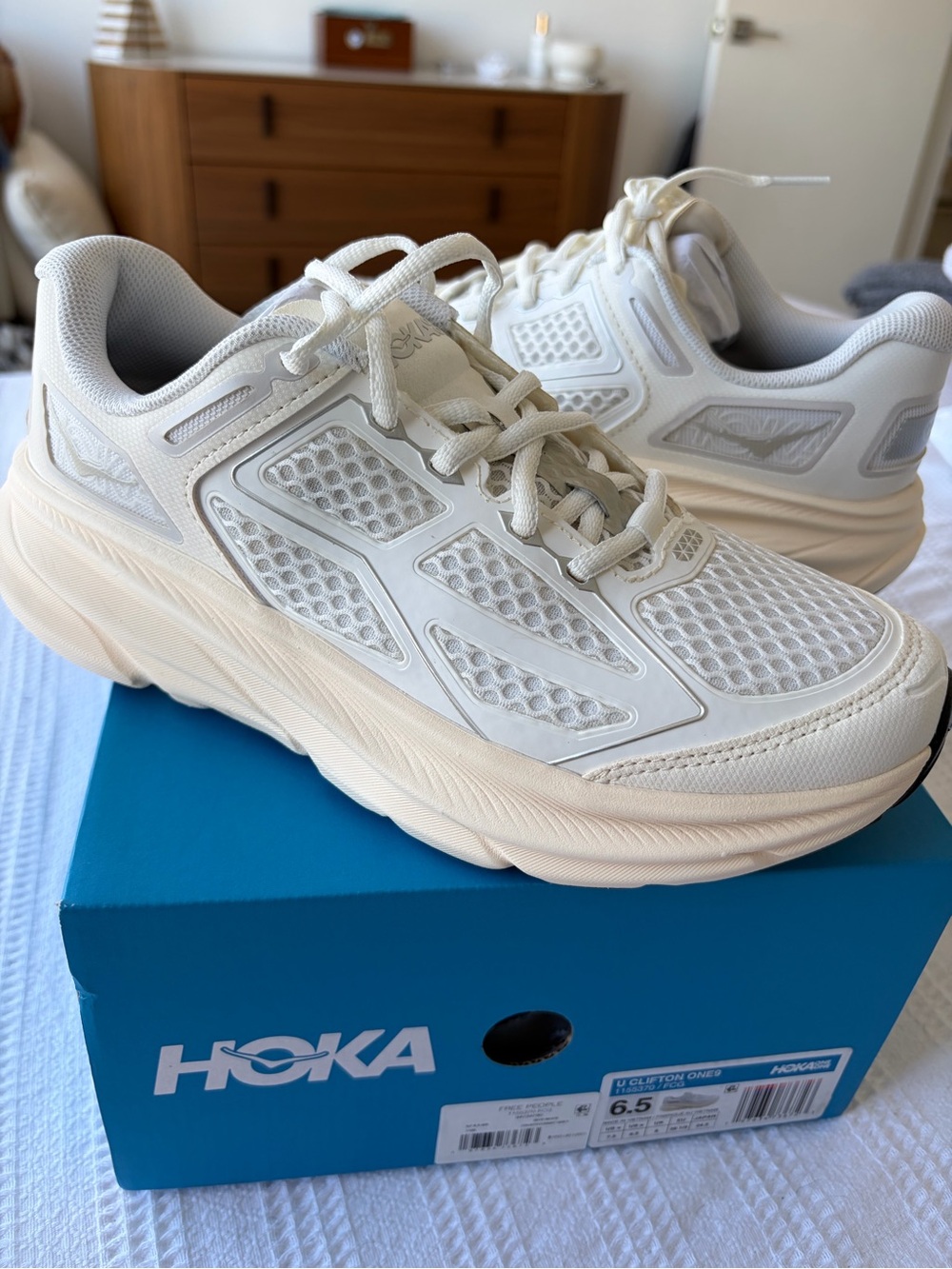 HOKA U Clifton ONE9